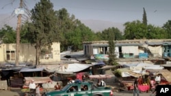 بلخوا طالبانو په لغمان ولایت کې دولت شاه ولسوالي نیولي. د وي او ای د رپورټ ترمخه ځايي اوسېدونکو او حکومي سرچینو په دولت شاه ولسوالۍ د طالبانو د قبضې تصدیق کړی دی. رپورټونه وايي امنیتي ځواکونه د ولسوالۍ نه په شا شوي وو او څه مزاحمت یې نه و کړی