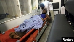 Un blessé arrive à l'hôpital de Khartoum, Soudan, le 5 septembre 2015.