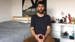 Iván Medina posa desde la habitación de su apartamento en Madrid, desde donde vive aislado desde el pasado 14 de marzo de 2020, cuando se decreto el estado de alarma en España.