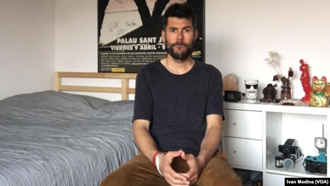 Iván Medina posa desde la habitación de su apartamento en Madrid, desde donde vive aislado desde el pasado 14 de marzo de 2020, cuando se decreto el estado de alarma en España.