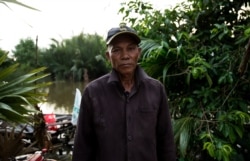 Sorn Touch, a rice farmer in Preah Sihanoukville province’s Prey Nub district, talks to VOA Khmer on October 4, 2021. (Lors Liblib/VOA Khmer)