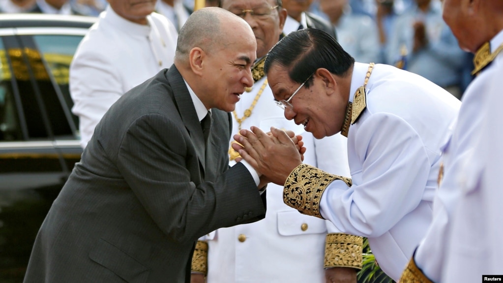 រូបឯកសារ៖ ព្រះមហាក្សត្រ ព្រះបាទនរោត្តម សីហមុនី ត្រូវបានសំពះស្វាគមន៍ដោយលោកនាយករដ្ឋមន្ត្រី ហ៊ុន សែន នៅក្នុងពិធីគម្រប់ខួប៦៤ឆ្នាំនៃឯករាជ្យជាតិ នៅរាជធានីភ្នំពេញ ថ្ងៃទី៩ ខែវិច្ឆិកា ឆ្នាំ២០១៧។