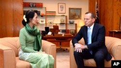 အမျိုးသားဒီမိုကရေစီအဖွဲ့ချုပ်ဥက္ကဋ္ဌဒေါ်အောင်ဆန်းစုကြည်နှင့် သြစတေးလျဝန်ကြီးချုပ် Tony Abbott တို့ Canberra တွင် တွေ့ဆုံစဉ် (နိုဝင်ဘာလ ၂၈၊ ၂၀၁၃)။