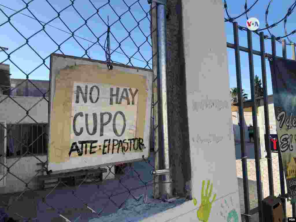 En la entrada de este albergue cuelga un aviso que indica que ya &ldquo;no hay cupo&rdquo; debido a la gran cantidad de migrantes que se encuentran en este refugio en Ciudad de Juárez, México.&nbsp;Photo: Celia Mendoza - VOA.