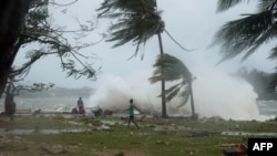 Foto dari UNICEF Pasific ini menunjukkan gelombang ombak dan puing-puing berserakan di spending pantai akibat hangman topan Pam di Wanuatu, Port Vila, Selandia Baru (14/3). 