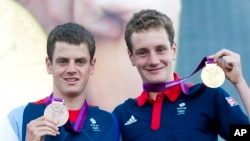 Alistair and Jonathan Brownlee của Anh đã giành chiến thắng ba môn điền kinh phối hợp ở London 2012