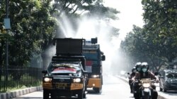 Kendaraan taktis dari Polda Jabar diturunkan untuk menyemprot disinfektan di area publik saat Penyemprotan Serentak 27 Kabupaten/Kota di Jabar, Selasa, 31 Maret 2020. (Courtesy: Humas Polda Jabar)