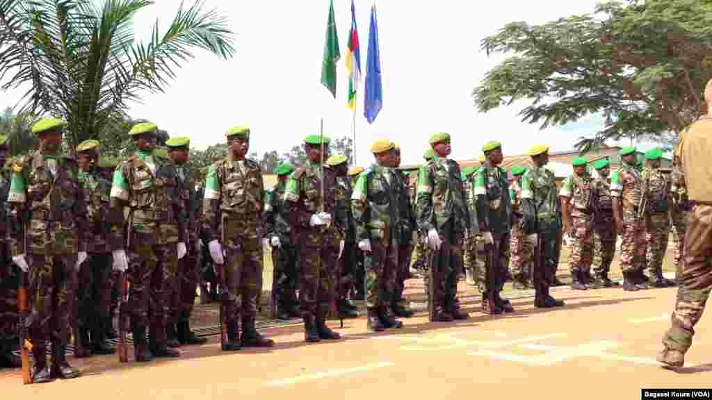 Les troupes présentent leurs armes au camp de Mpoko 