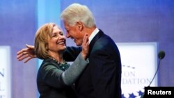 Mantan Presiden AS Bill Clinton dan Hillary Clinton berpelukan pada acara yayasan Clinton Global Initiative (CGI) di New York (foto: dok).
