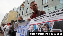 Акция протеста родственников незаконно задержанных Россией граждан Украины у посольства Германии в Киеве. 11 апреля 2019 г.
