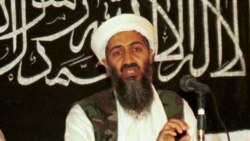 En esta foto de archivo de 1998, Osama bin Laden celebra una conferencia de prensa con Ayman al-Zawahri en Khost, Afganistán.