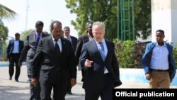 Michael Keating,Ergeyga QM ee Somalia iyo Madaxweyne Xassan Sheekh Axmed(Sawir Hore)