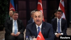 Menteri Luar Negeri Turki Mevlut Cavusoglu berbicara dalam sebuah rapat di Istanbul, 29 Oktober 2018.
