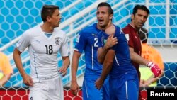 Italy's Giorgio Chiellini (3) complains to referee Marco Rodriguez of Mexico (unseen) during their 2014 World Cup Group D soccer match against Uruguay in Natal, June 24, 2014. 