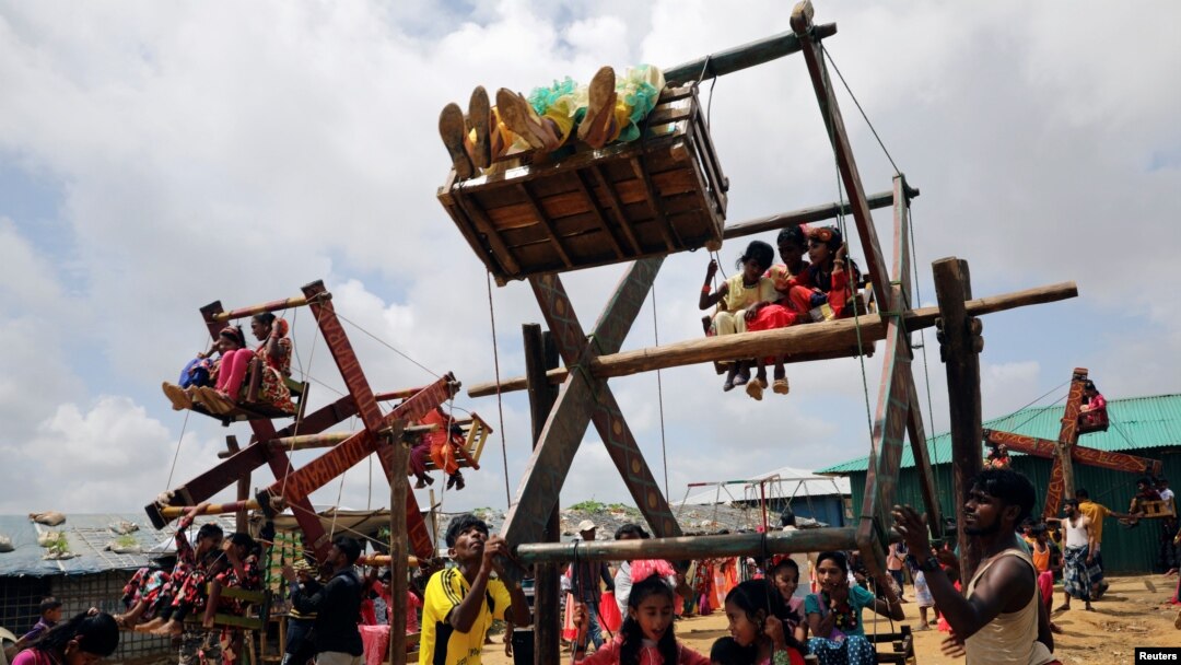 Anak-anak Rohingya menikmati lebaran Idul-Adha di Kutupalong dengan bermain wahana hiburan "kincir ria" yang diputar dengan tenaga manusia.