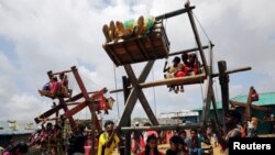 Anak-anak Rohingya menikmati lebaran Idul-Adha di Kutupalong dengan bermain wahana hiburan "kincir ria" yang diputar dengan tenaga manusia.
