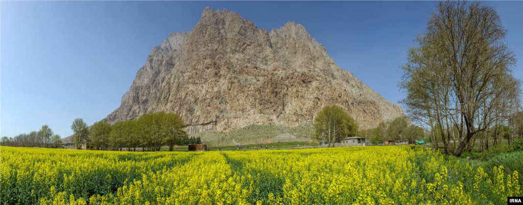 نمایی از کوه بیستون کرمانشاه عکس: بهمن زارعی 