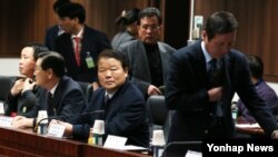 북한이 개성공단 북측 근로자의 임금 인상을 일방적으로 통보한 데 대한 대책회의가 지난 5일 서울 정부청사에서 열렸다. 정기섭 개성공단기업협회 회장(오른쪽) 을 비롯한 개성공단 입주 기업인들이 회의에 참석했다. (자료사진)