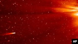 En este fragmento de un video grabado por la NASA se puede ver al cometa ISON acercarse al Sol.
