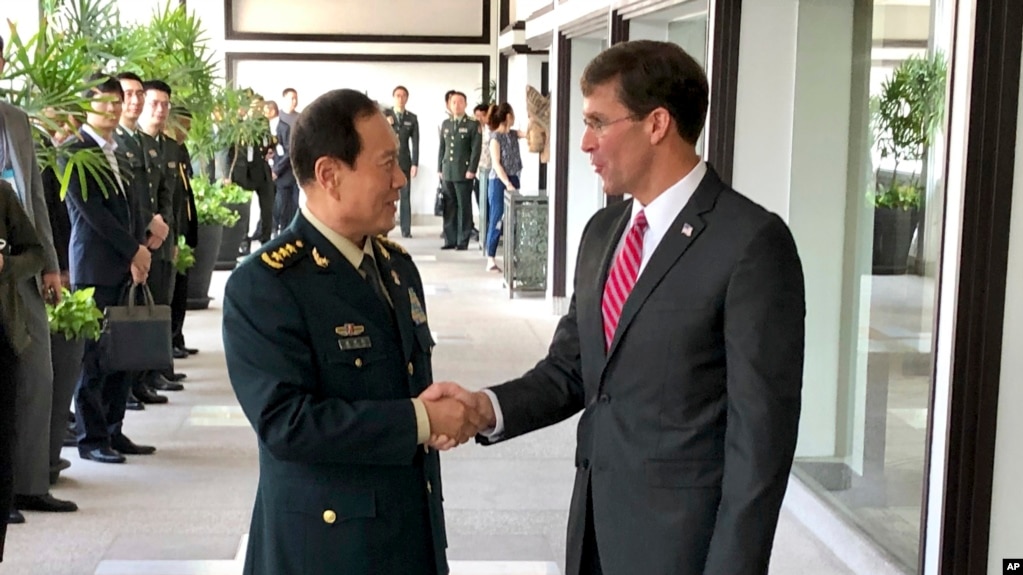 中国国防部长魏凤和（左）与时任美国国防部长埃斯珀在泰国曼谷会面（美联社2019年11月18日）(photo:VOA)