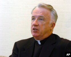 William Bransfield, exobispo de la diócesis católica de Wheeling-Charleston, que renunció en septiembre después de ser acusado de acoso sexual a adultos. Foto del 21 de febrero de 2005.