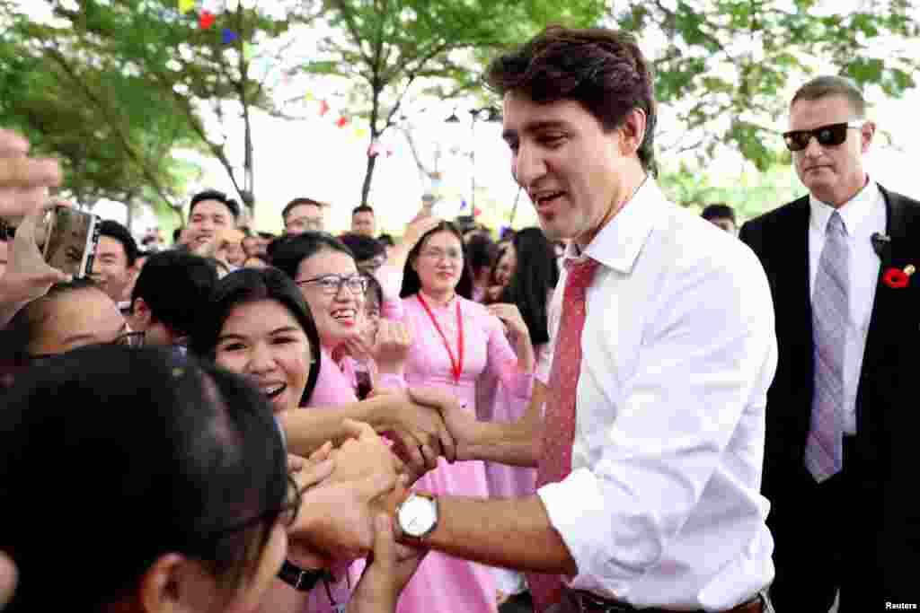 PM Kanada Justin Trudeau disambut meriah oleh para mahasiswi dalam acara kunjungan ke Universitas Ton Duc Thang di kota Ho Chi Minh, Vietnam.