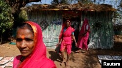 Para perempuan meninggalkan Aajibaichi Shaala (Sekolah Nenek) di desa Phangen, India (20/2).