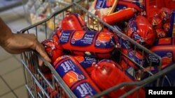 리스테리아균 감염 사태가 발생한 남아프리카공화국 요하네스버그의 한 식품점에서 5일 문제가 된 가공육 제품들을 수거하고 있다.