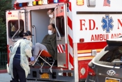 Môt bệnh nhân Covid-19 được đưa đi cấp cứu ở New York, Mỹ