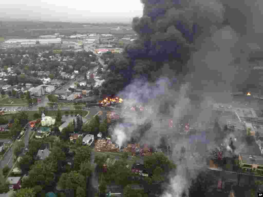 Khói bốc lên từ đám cháy nơi xảy ra vụ trật đường ray ở Lac Mégantic, Québec, Canada, 6 tháng 7, 2013.