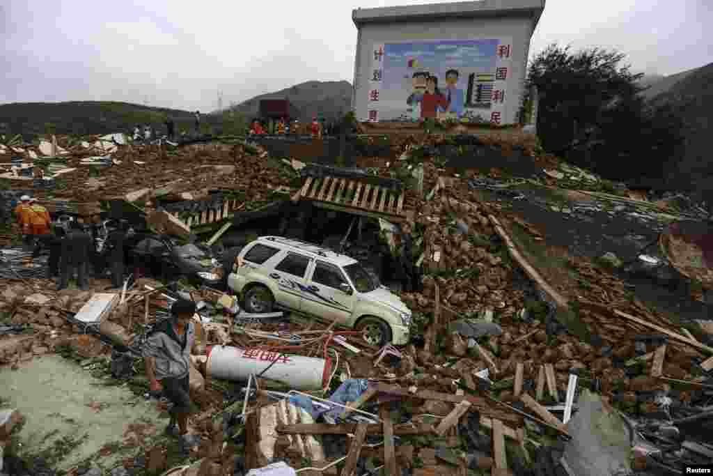 Rescuers and residents search for survivors after an earthquake hit Longtoushan township, Ludian county, Yunnan province, Aug. 4, 2014.&nbsp;
