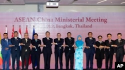 Foto para Menlu ASEAN bersama Menlu China di Bangkok, Thailand, 31 Juli 2019. 