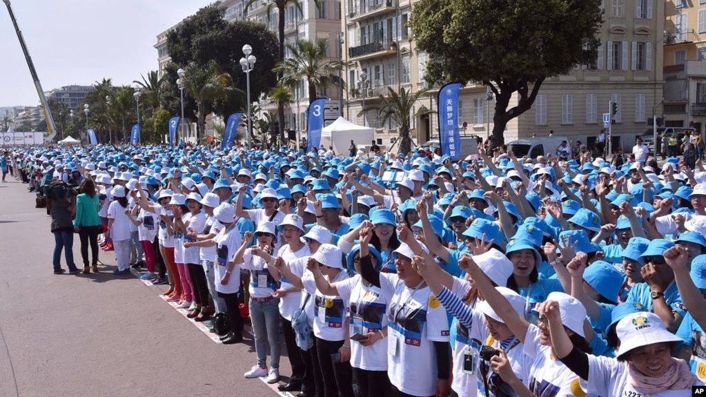 中国传销组织天狮集团6千多员工在法国尼斯组织团建活动。（2015年5月8日）(photo:VOA)