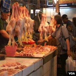 Pedangang daging ayam di Pasar Kosambi, Bandung. Daging ayam termasuk salah satu bahan pangan yang sebagian di antaranya diimpor.