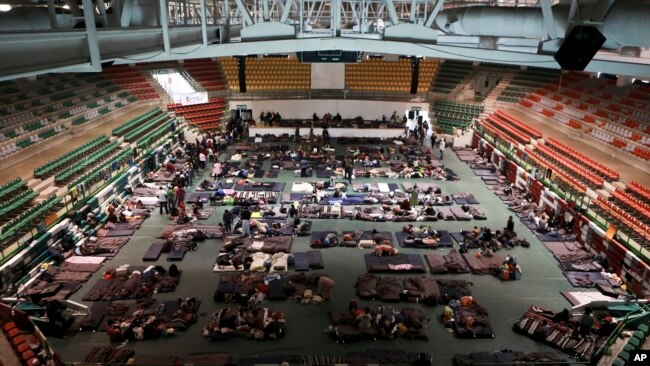 Los inmigrantes esperan solicitar asilo en Estados Unidos en un albergue de Ciudad Juárez, México.