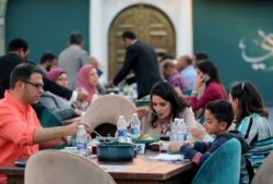 Suasana berbuka puasa di restoran Mawlay di Museum Nasional Peradaban Mesir di Kairo, Mesir 28 April 2021. (REUTERS / Mohamed Abd El Ghany)