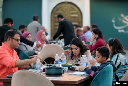 Suasana berbuka puasa di restoran Mawlay di Museum Nasional Peradaban Mesir di Kairo, Mesir 28 April 2021. (REUTERS / Mohamed Abd El Ghany)