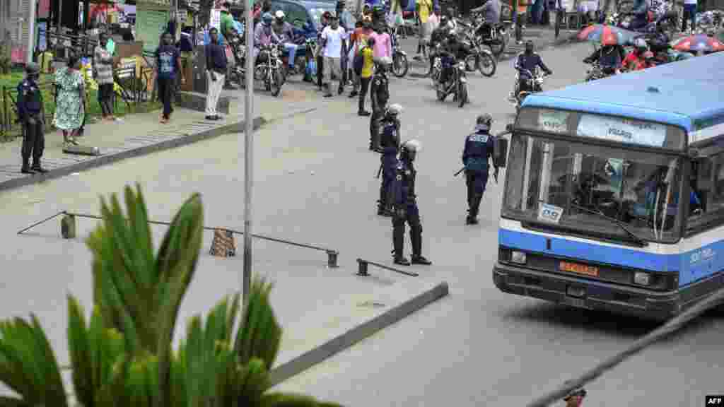 Les forces de police camerounaises patrouillent à un carrefour routier à Douala le 21 octobre 2017.