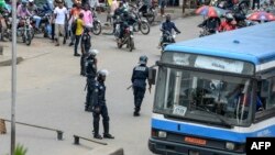 Les forces de police camerounaises patrouillent à un carrefour routier à Douala le 21 octobre 2017.