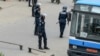Les forces de police camerounaises patrouillent à un carrefour routier à Douala le 21 octobre 2017.