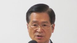 台湾国防部长严德发2020年10月7日在立法院接受媒体联访(美国之音张永泰拍摄)