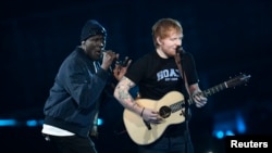 Ed Sheeran biểu diễn trên sân khấu của lễ trao giải âm nhạc Anh Quốc Brit Awards ở London hôm 22/2/2017.