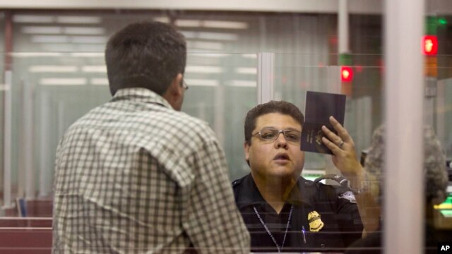 El número de visitante extranjeros que se quedaron en EE.UU. después de que sus permisos expiraran fue de 416.500 el año pasado, según autoridades estadounidenses.