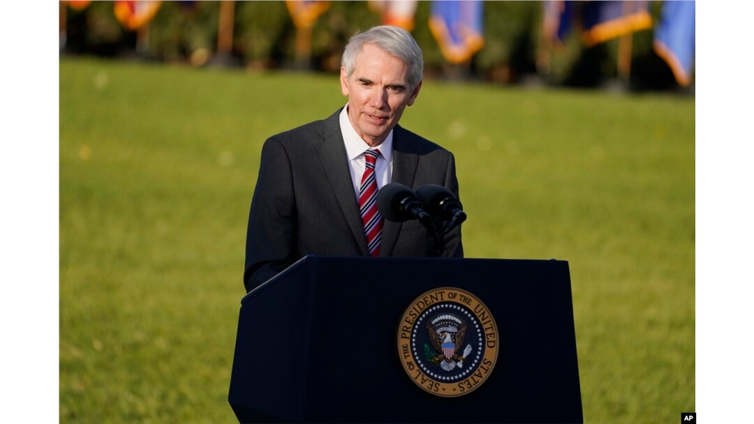 Senator Rob Portman di South Lawn Gedung Putih, Washington, 15 November 2021.(AP/Evan Vucci)