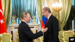 Perezida w'Uburusiya Vladimir Putin, ibubamfu, avugana na Perezida wa Turukiya Recep Tayyip Erdogan i Moscow, m'Uburusiya, ukwezi kwa gatatu, 10, 2017.