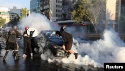 Sebuah mobil menabrak seorang demonstran dalam unjuk rasa menuntut pembebasan tahan politik, di Santiago, Chile, Rabu, 18 November 2020. (Foto: Reuters)