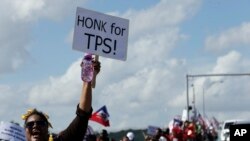 Demonstranti u Mar A Lagu demonstriraju nakon odluke ukidanja TPS-a