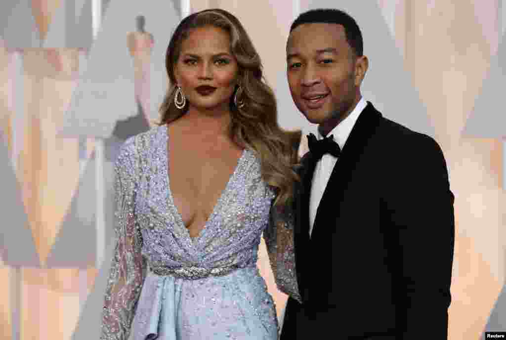 Le ChanteurJohn Legend avec sa femme et Chrissy Teigen modèle