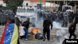 Người biểu tình đụng độ với cảnh sát ở Venezuela.