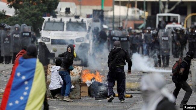 Người biểu tình đụng độ với cảnh sát ở Venezuela.